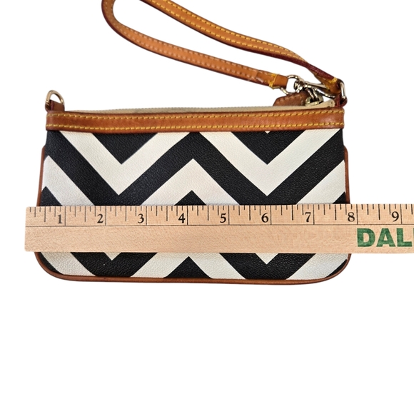 Dooney & Bourke Chevron Zebra Wristlet Clutch Black White Tan - Picture 11 of 13